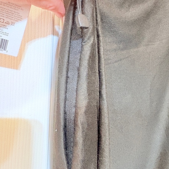 Beyond Yoga Black Pocket InfinityScarf - Picture 4 of 8